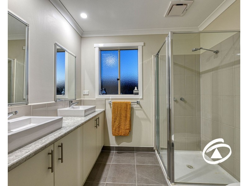 16 Summit Drive, Pakenham VIC 3810