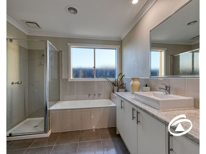 16 Summit Drive, Pakenham VIC 3810