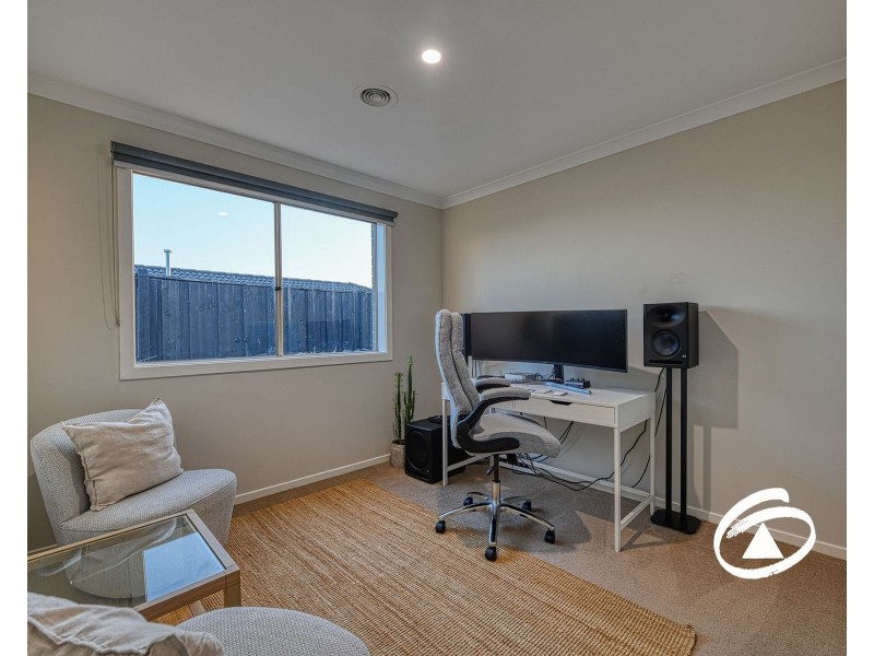 16 Summit Drive, Pakenham VIC 3810