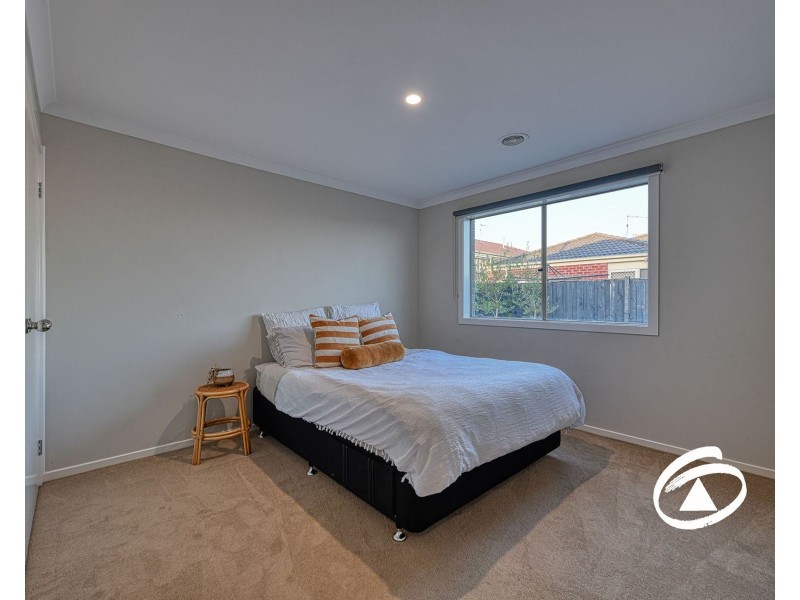 16 Summit Drive, Pakenham VIC 3810