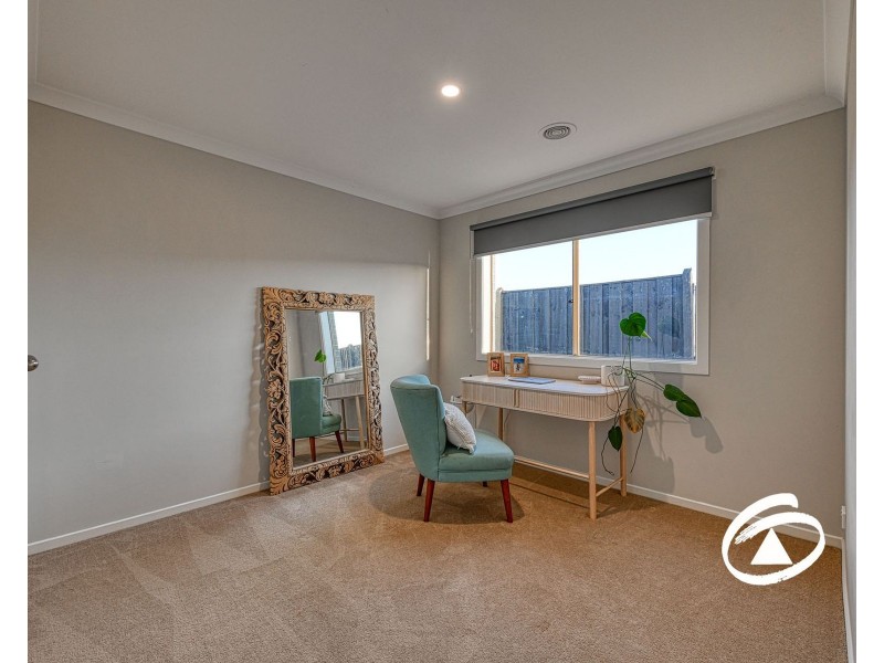 16 Summit Drive, Pakenham VIC 3810