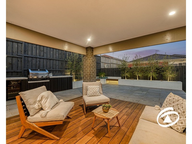 16 Summit Drive, Pakenham VIC 3810