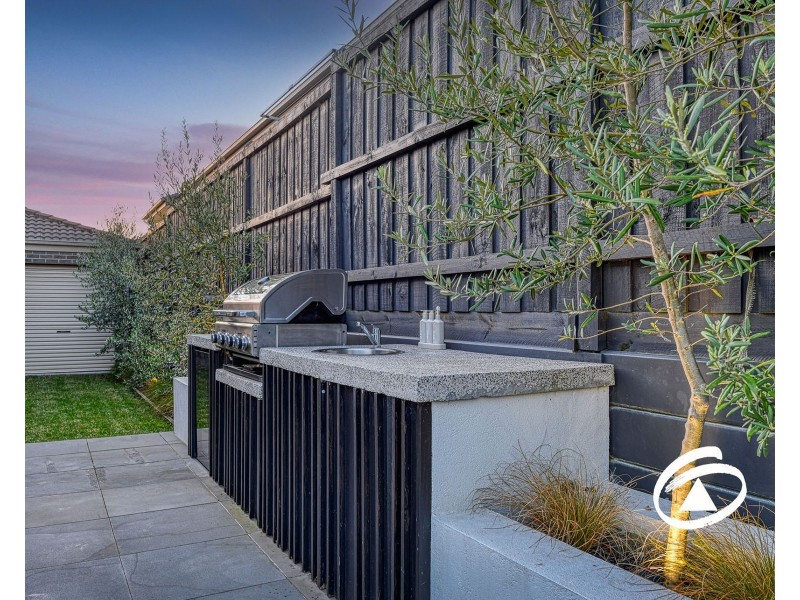 16 Summit Drive, Pakenham VIC 3810