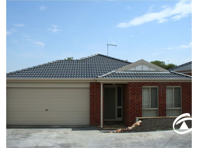 4/12 McClenaghan Place, Pakenham VIC 3810
