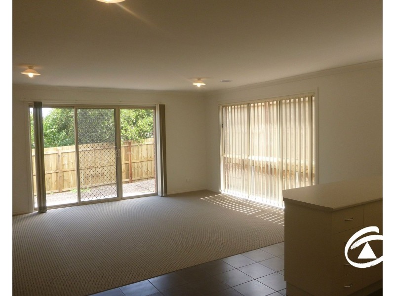 4/12 McClenaghan Place, Pakenham VIC 3810