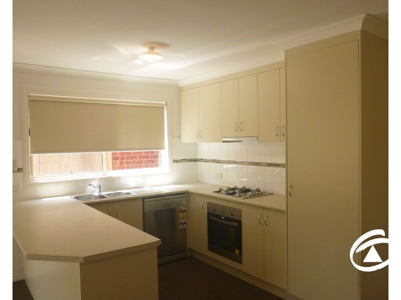 4/12 McClenaghan Place, Pakenham VIC 3810