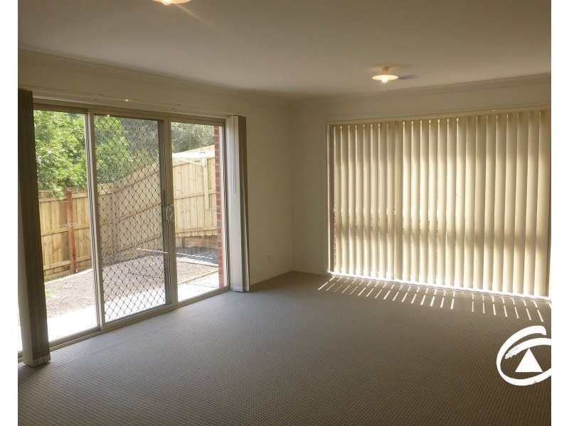 4/12 McClenaghan Place, Pakenham VIC 3810