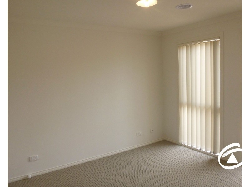 4/12 McClenaghan Place, Pakenham VIC 3810