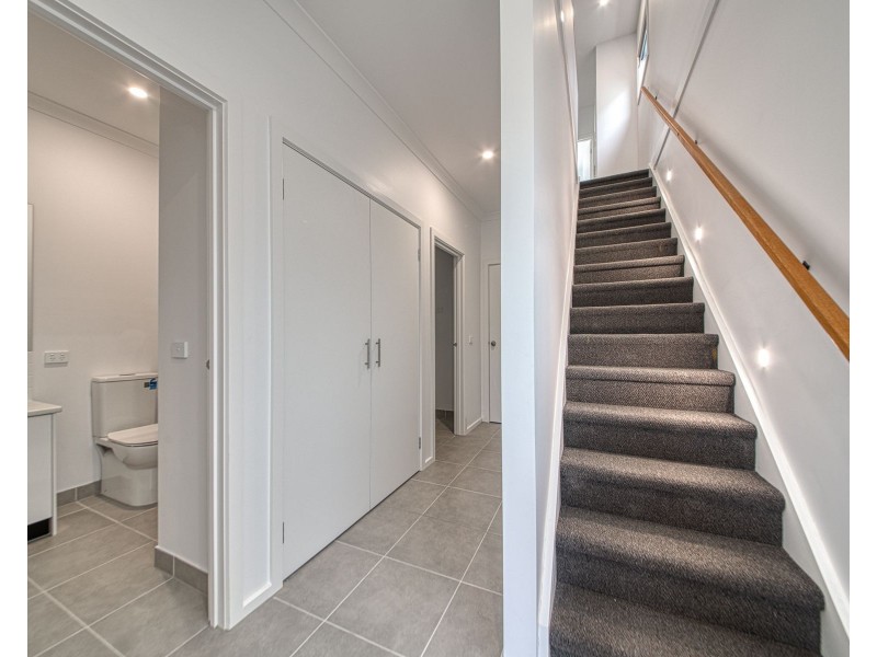 37 Travertine Loop, Berwick VIC 3806