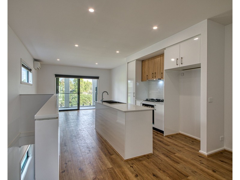 37 Travertine Loop, Berwick VIC 3806