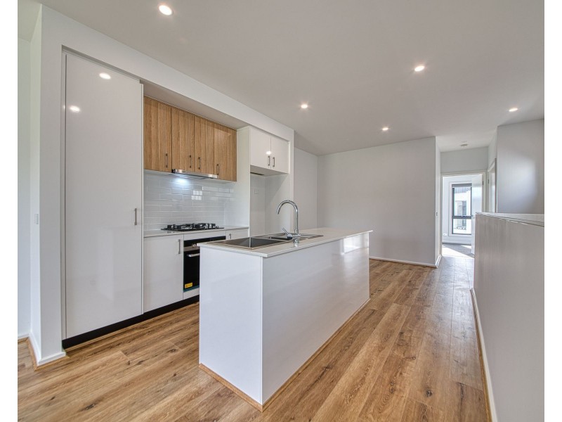 37 Travertine Loop, Berwick VIC 3806