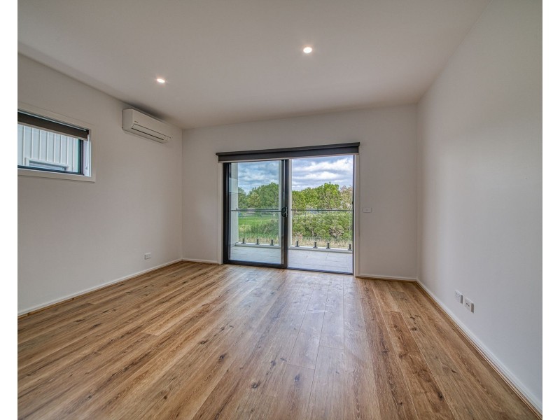 37 Travertine Loop, Berwick VIC 3806
