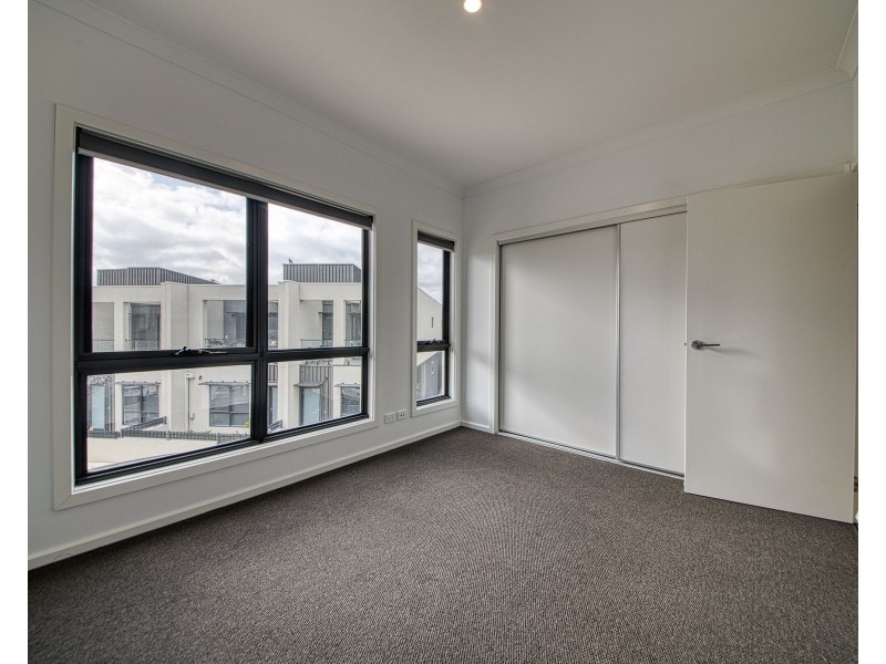 37 Travertine Loop, Berwick VIC 3806