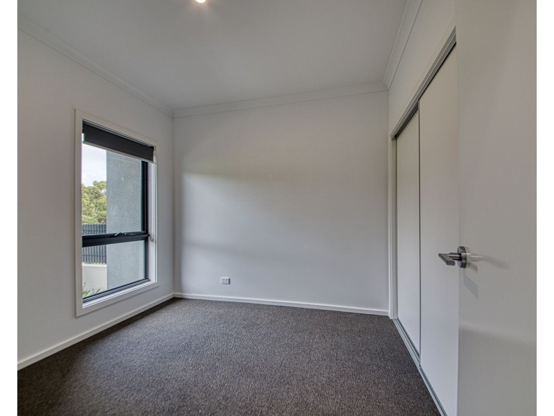37 Travertine Loop, Berwick VIC 3806