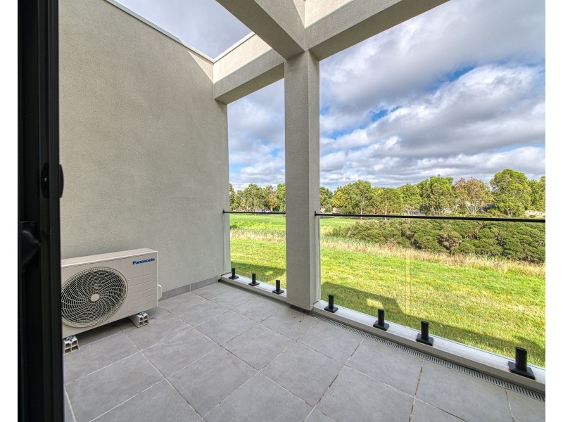 37 Travertine Loop, Berwick VIC 3806