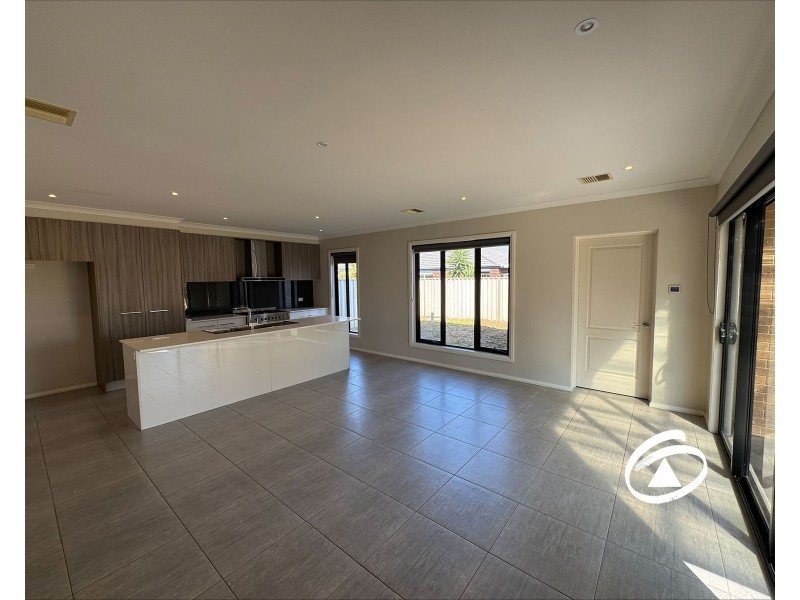 15 Greenfield Lane, Pakenham VIC 3810