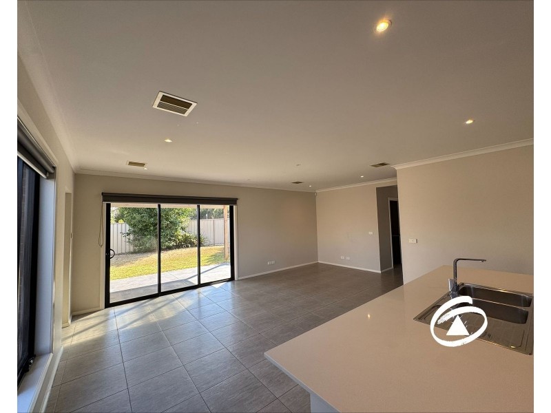 15 Greenfield Lane, Pakenham VIC 3810