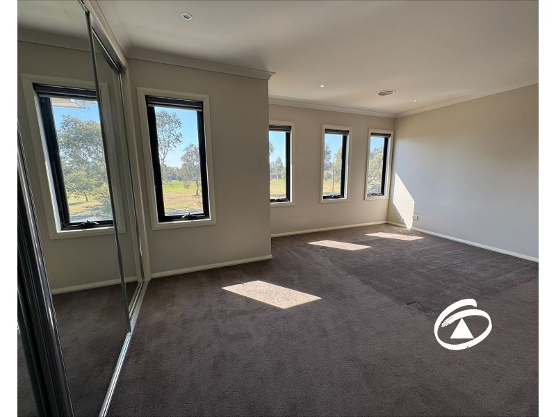 15 Greenfield Lane, Pakenham VIC 3810