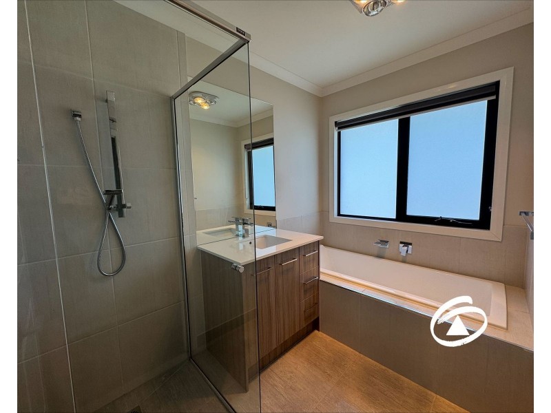 15 Greenfield Lane, Pakenham VIC 3810