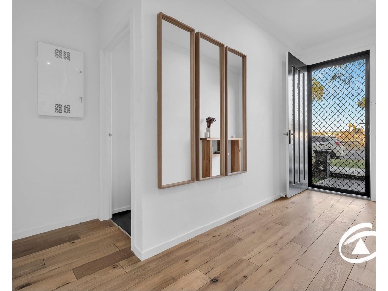 8 Bentley Lane, Clyde North VIC 3978