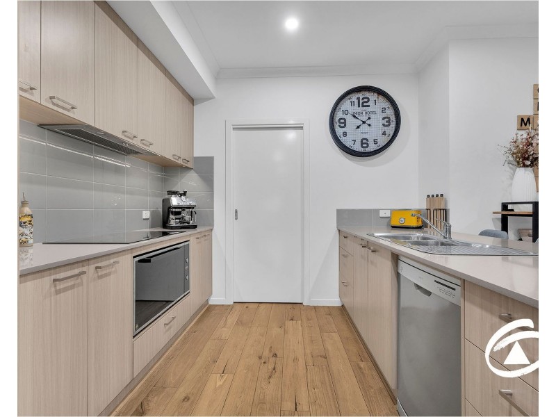 8 Bentley Lane, Clyde North VIC 3978