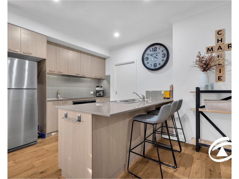 8 Bentley Lane, Clyde North VIC 3978