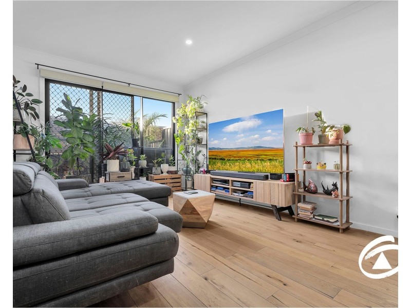 8 Bentley Lane, Clyde North VIC 3978