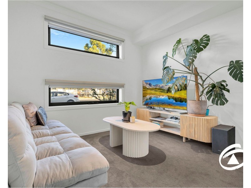 8 Bentley Lane, Clyde North VIC 3978