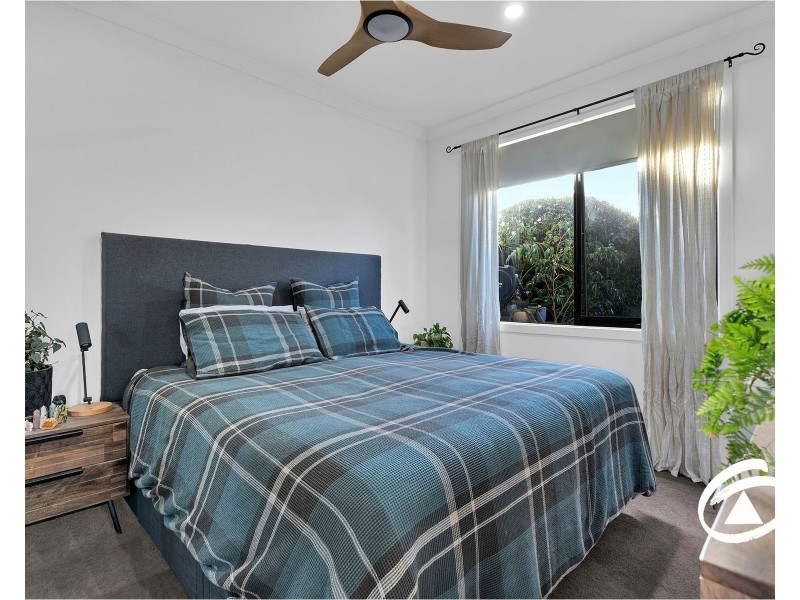 8 Bentley Lane, Clyde North VIC 3978