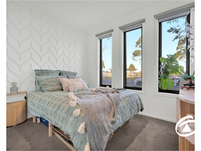 8 Bentley Lane, Clyde North VIC 3978