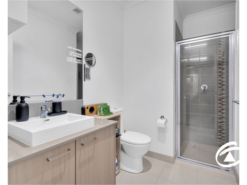 8 Bentley Lane, Clyde North VIC 3978