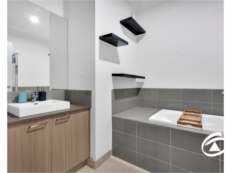 8 Bentley Lane, Clyde North VIC 3978