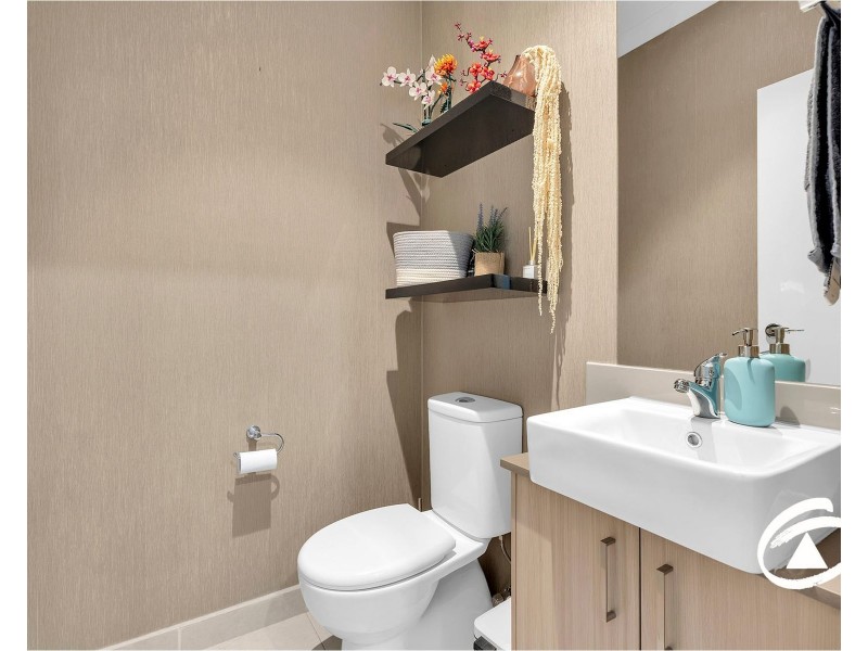 8 Bentley Lane, Clyde North VIC 3978