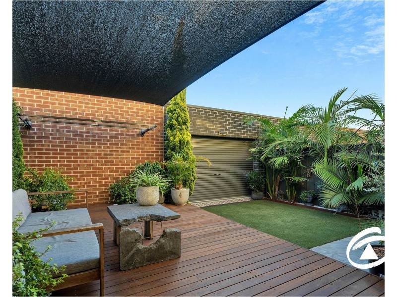 8 Bentley Lane, Clyde North VIC 3978