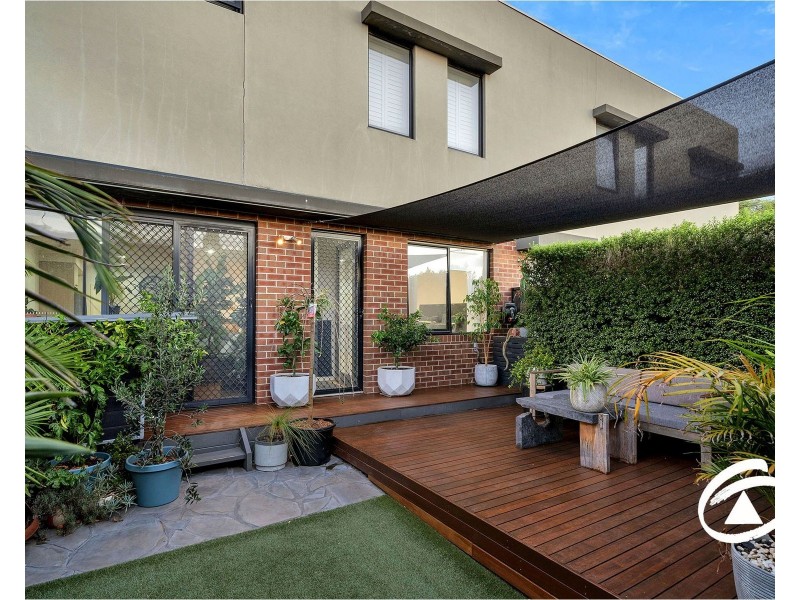 8 Bentley Lane, Clyde North VIC 3978