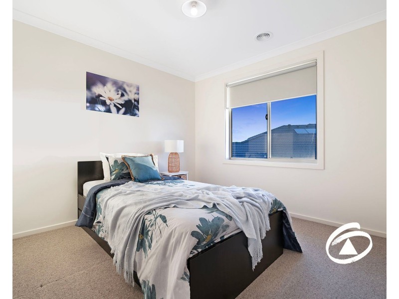 32 Burnbank Parade, Clyde North VIC 3978