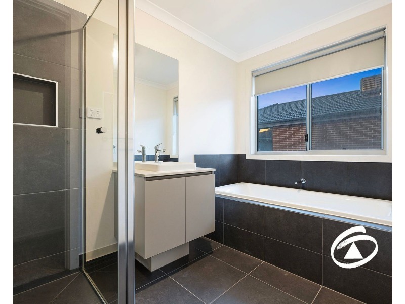 32 Burnbank Parade, Clyde North VIC 3978