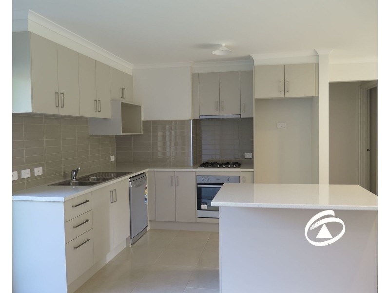 4 Pater Way, Pakenham VIC 3810