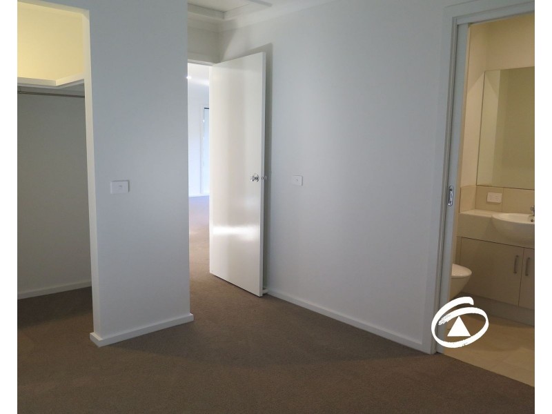 4 Pater Way, Pakenham VIC 3810