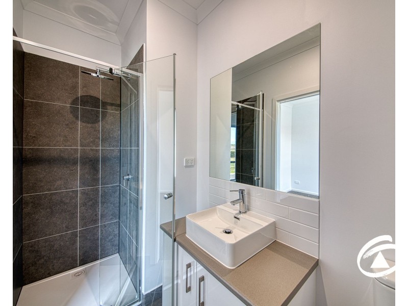 9 Travertine Loop, Berwick VIC 3806