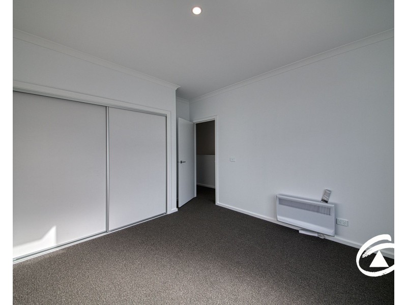 9 Travertine Loop, Berwick VIC 3806