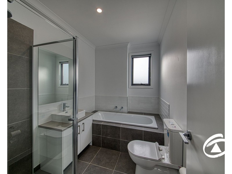 9 Travertine Loop, Berwick VIC 3806