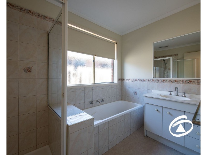 8 Blackmore Close, Pakenham VIC 3810
