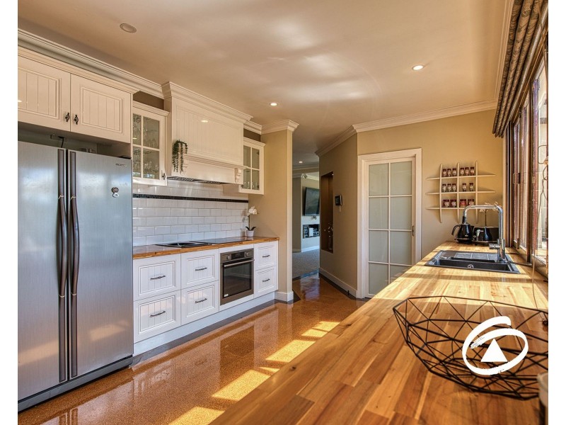 24 Larmour Road, Pakenham VIC 3810