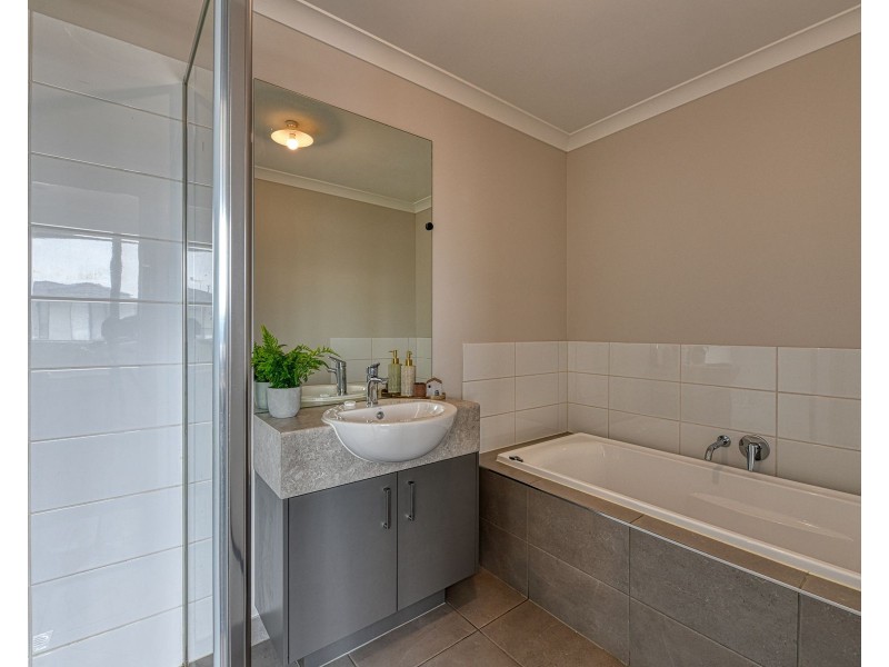 22 Bronnie Street, Clyde North VIC 3978