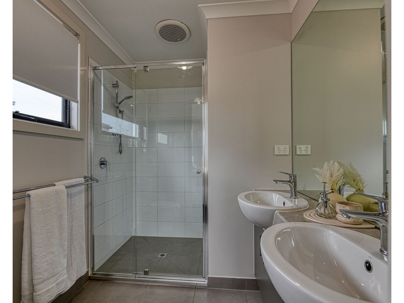 22 Bronnie Street, Clyde North VIC 3978