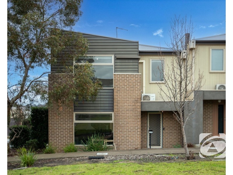 2/23 Atlantic Drive, Pakenham VIC 3810