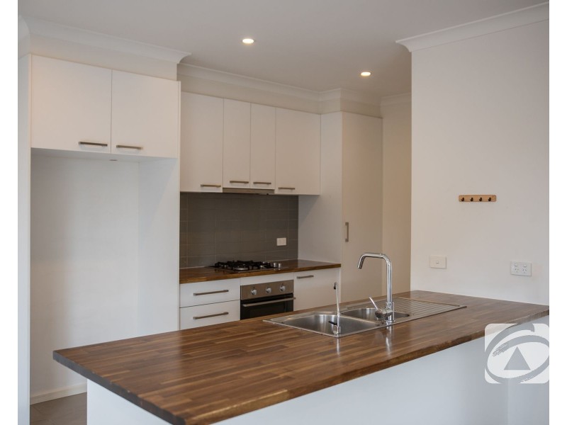 2/23 Atlantic Drive, Pakenham VIC 3810