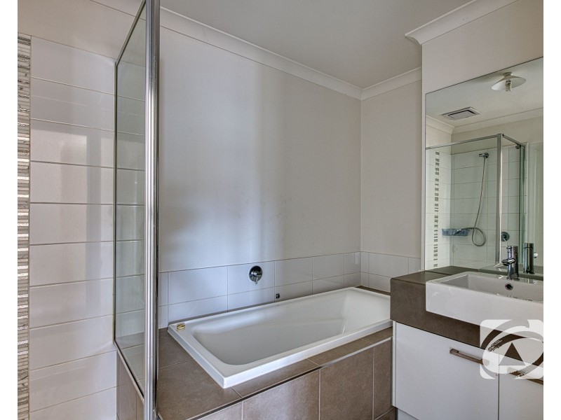 2/23 Atlantic Drive, Pakenham VIC 3810