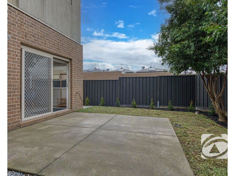 2/23 Atlantic Drive, Pakenham VIC 3810